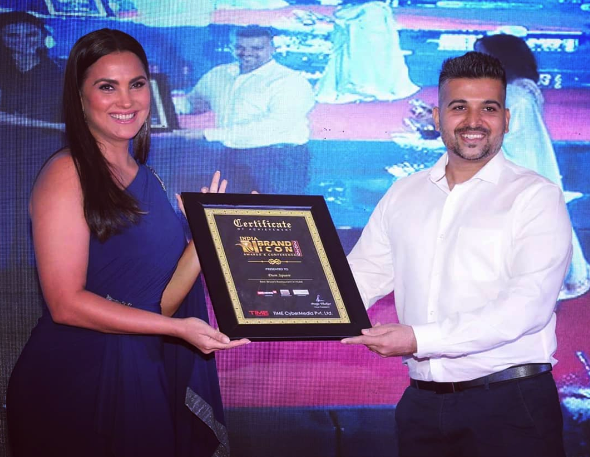 Vikas Solanke receiving the India Brand Icon Award (2020) from Lara Dutta
